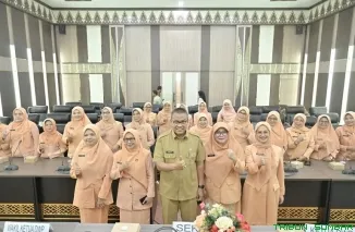 Sekdaprov Sumbar Arry Yuswandi bersama Ketua DWP Sumbar yang baru, Ny. Arymbi Arry Yuswandi, saat serah terima jabatan di Kantor Gubernur Sumbar, Selasa (1/7/2025). (Foto: Ist)