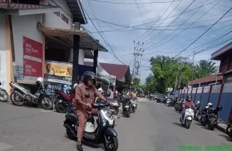 Kondisi parkir kendaraan roda dua di samping RSUD Dr. M. Zein Painan yang memicu kemacetan dan dikeluhkan warga, Senin (7/7/2025). (Foto: Ist)