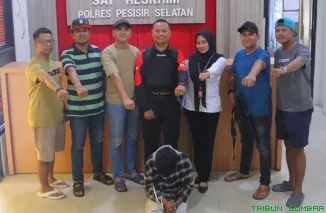 Tim Unit PPA Satreskrim Polres Pesisir Selatan saat mengamankan FS, pelaku persetubuhan anak di bawah umur, di Tangerang, Banten. (Foto: Ist)