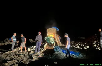 Tim gabungan Polres Solok Selatan dan Ditkrimsus Polda Sumbar saat melakukan operasi penertiban tambang ilegal di Sungai Batanghari, Minggu (27/7/2025). (Foto: Ist)