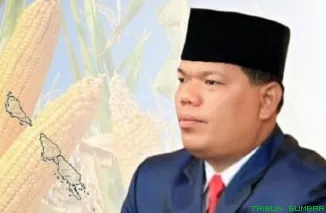Wakil Bupati Mentawai, Jakop Saguruk, saat meninjau lahan pertanian jagung bersama Koperasi Desa Merah Putih sebagai upaya mendukung program Asta Cita Presiden Prabowo Subianto. (Foto: Ist)