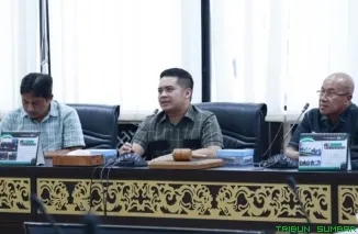 Wakil Ketua DPRD Sumbar, Iqra Chissa Putra, menerima audiensi Pengurus PASI Sumbar bahas pengembangan atletik di ruang rapat DPRD. (Foto: Ist)