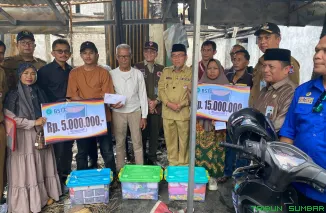 Wakil Wali Kota Padang, Maigus Nasir, menyerahkan bantuan sosial kepada korban kebakaran di Jalan Ujung Tanah, Lubuk Begalung, Senin (21/7/2025). (Foto: Ist)