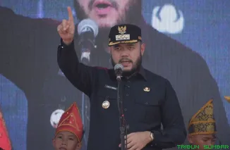 Wali Kota Padang Fadly Amran bersama Direktur Padang TV Rita Gusveniza membuka Lomba Cerdas Sains tingkat SD dan SMP se-Kota Padang di Pasar Raya Fase VII, Senin (28/7/2025). (Foto: Ist)