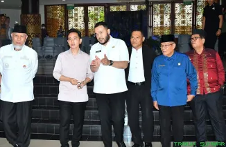 Wali Kota Padang, Fadly Amran mendampingi Wapres Gibran Rakabuming Raka saat kunjungan kerja di Balai Kota Padang. (Foto: Ist)