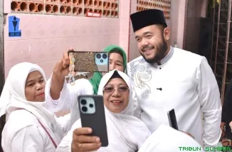 Wali Kota Padang Fadly Amran saat menghadiri dan memberikan sambutan dalam Pengajian Akbar MTI Kecamatan Koto Tangah di Masjid Tarbiyatul 'Ulum, Minggu (13/7/2025). (Foto: Ist)
