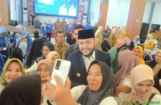 Wali Kota Padang Fadly Amran menyerahkan sertifikat Bimtek dan bantuan KUBE kepada peserta TKSK dan PSM di Bagindo Aziz Chan Youth Center, Selasa (1/7/2025). (Foto: Ist)