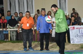Wali Kota Padang Fadly Amran membuka Turnamen Voli Champin's Cup IV di Lapangan Champin's, Bungus Timur, Kamis (10/7/2025), disaksikan ratusan warga dan peserta turnamen. (Foto: Ist)