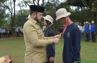 Wali Kota Padang Fadly Amran mengalungkan tanda peserta DIKSISTA kepada siswa MAN 3 dalam pembukaan resmi di Bumi Perkemahan Sungrilla, Kecamatan Koto Tangah. (Foto: Ist)