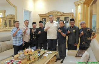 Wali Kota Padang, Fadly Amran melepas secara resmi atlet Pencak Silat Sumatera Barat yang akan bertanding di Fornas 2025 NTB, Minggu (27/7/2025). (Foto: Ist)