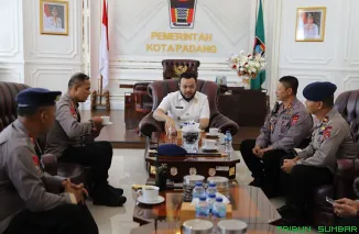 Wali Kota Padang Fadly Amran bersama Dansat Brimob Polda Sumbar Kombes Pol Lukman Syafri Dandel perkuat sinergi dalam menjaga keamanan dan ketertiban kota. (Foto: Ist)