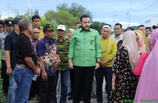Wali Kota Padang, Fadly Amran, saat meninjau kondisi Jalan Beringin Ujung, Padang Utara, bersama jajaran OPD dan DPRD. (Foto: Ist)