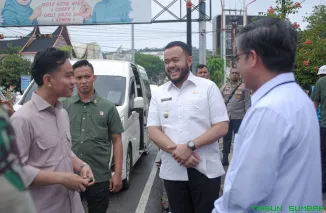 Wapres Gibran Rakabuming Raka didampingi Wali Kota Padang Fadly Amran meninjau penyaluran BSU di PT Pos Indonesia Padang. (Foto: Ist)