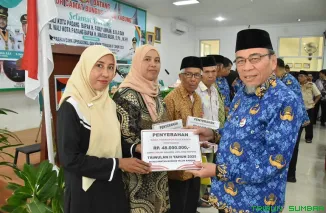 Wakil Wali Kota Padang Maigus Nasir menyerahkan dana operasional triwulan II secara simbolis kepada tokoh masyarakat di Kecamatan Bungtekab. (Foto: Ist)