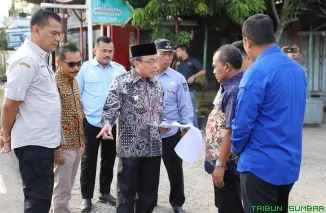Wakil Wali Kota Padang, Maigus Nasir, meninjau rencana pelebaran jalan dan perbaikan drainase di kawasan Maransi dan Saiyo, Kamis (10/7/2025). (Foto: Ist)