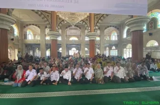 Wakil Wali Kota Padang, Maigus Nasir, menyerahkan dana operasional triwulan II kepada RT/RW, kader PAUD dan Posyandu, serta guru TPQ/MDT di Masjid Sahara, Padang Barat, Rabu (9/7/2025). (Foto: Ist)