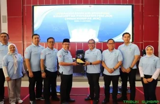 Wakil Wali Kota Padang, Maigus Nasir, menerima kunjungan Direktur Kepesertaan BPJS Kesehatan, David Bangun, di Balai Kota Padang, Aie Pacah, Rabu (9/7/2025). (Foto: Ist)