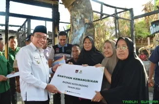 Wakil Wali Kota Padang, Maigus Nasir, meninjau lokasi kebakaran dan menyerahkan bantuan kepada korban di Seberang Padang Utara, Rabu (9/7/2025). (Foto: Ist)