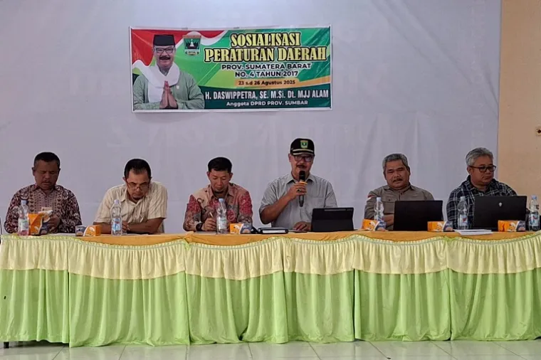 Anggota DPRD Sumbar, Daswipetra Datuak Manjinjiang Alam, saat menyosialisasikan Perda Pengusahaan Air Tanah di Aula SMKN 1 Kota Solok. (Foto: Ist)