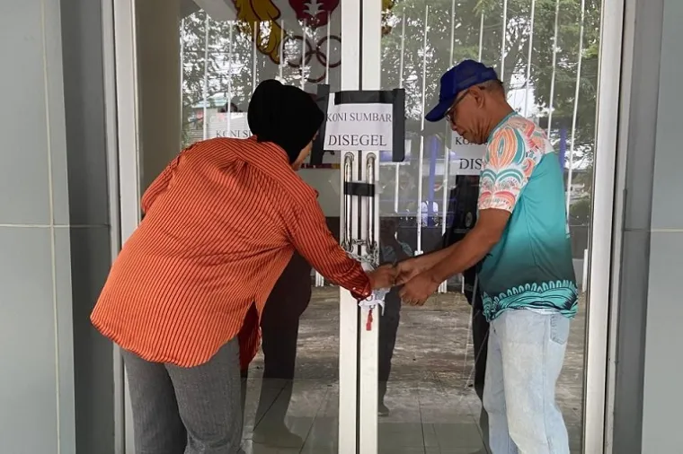 Forum Pejuang Olahraga Sumbar resmi membuka segel kantor KONI Sumbar sebagai simbol niat baik menjaga marwah olahraga Ranah Minang, Jumat (1/8/2025). (Foto: Ist)