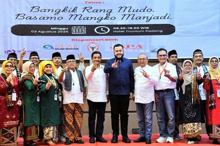 Wali Kota Padang, Fadly Amran, saat menutup Mubes dan Reuni Akbar Alumni SMPN 2 Padang di Hotel Truntum. (Foto: Ist)