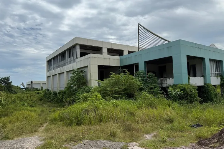 Kuasa hukum LSM GNPK Sumbar, Dr. Suharizal, S.H., M.H., memberi keterangan pers terkait gugatan praperadilan penghentian perkara dugaan korupsi RSUD Painan di Pengadilan Negeri Padang, Senin (11/8/2025). (Foto: Ist)