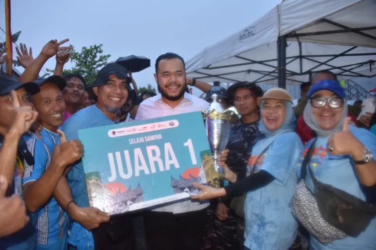 Tim Redist meraih Juara I Lomba Selaju Sampan Sarangkuah Piala Wali Kota Padang Cup 2025 di Sungai Batang Arau, Padang. (Foto: Ist)