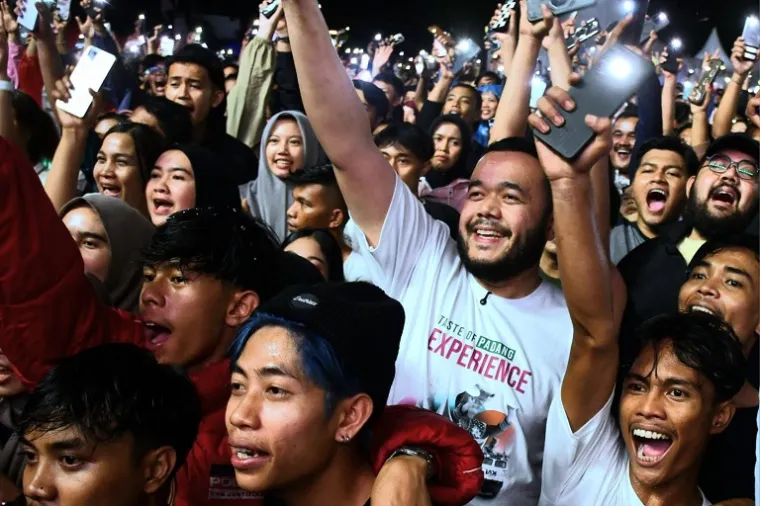 Armada Band tampil memukau di panggung Xploria Padang 2025, menutup rangkaian Hari Jadi Kota Padang ke-356 di GOR H. Agus Salim. (Foto: Ist)