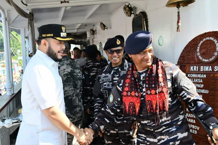 KRI Bima Suci bersandar megah di Pelabuhan Teluk Bayur, disambut warga dan Wali Kota Padang Fadly Amran dalam rangka HJK Padang ke-356, Sabtu (9/8/2025). (Foto: Ist)