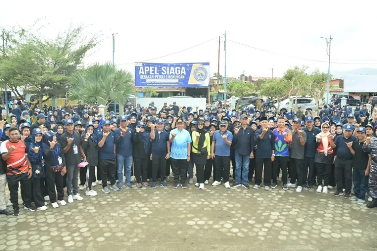 Kader dan simpatisan NasDem Padang mengikuti aksi bersih-bersih pantai di kawasan Monumen Merpati Perdamaian. (Foto: Ist)