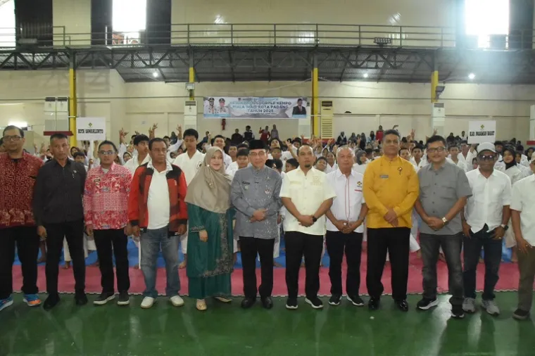 Wakil Wali Kota Padang, Maigus Nasir, membuka Kejuaraan Kempo Wali Kota Cup di Gedung HBT Pondok Building, diikuti ratusan atlet dari 15 kabupaten/kota se-Sumbar. (Foto: Ist)