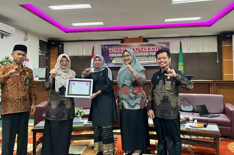 Komisioner KI Sumbar, Mona Sisca, memberikan pemaparan tentang Keterbukaan Informasi Publik dalam Bimtek yang digelar PA Batusangkar, dihadiri oleh aparatur PA dan PPID, Jumat (1/8/2025). (Foto: Ist)