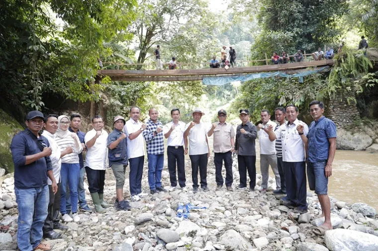Perwakilan Kementerian Sekretariat Negara bersama DPRD Sumbar meninjau lokasi jembatan roboh di Cubadak Barat, Pasaman, Selasa (5/8/2025). (Foto: Ist)