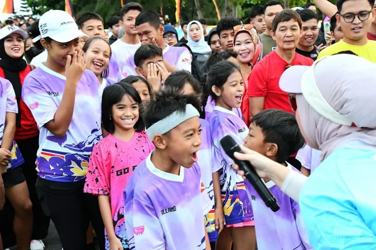 Warga Padang antusias mengikuti Fun Run HJK ke-356 di Pantai Cimpago, Minggu pagi (3/8/2025). (Foto: Ist)