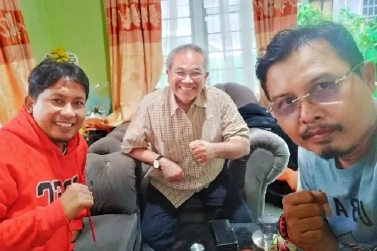 Dr Aqua Dwipayana dan Hamdanus berdiskusi hangat di kediaman Revdi Iwan Syahputra, membahas masa depan KONI dan olahraga Sumbar. (Foto: Ist)
