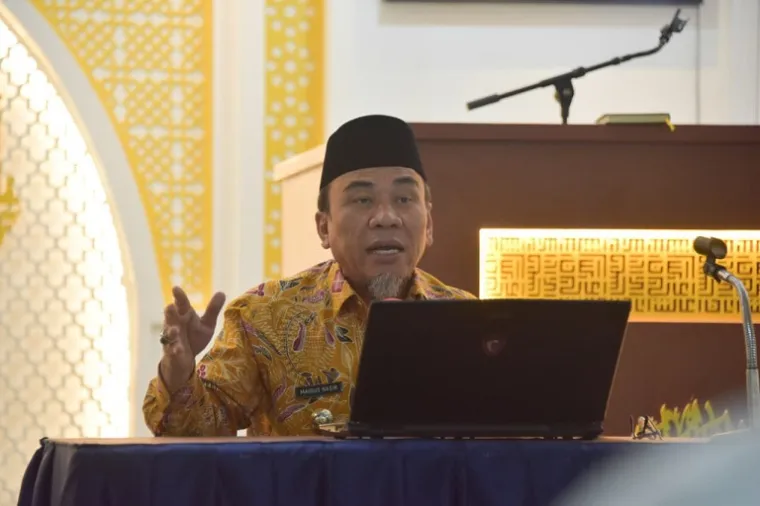 Wakil Wali Kota Padang Maigus Nasir memaparkan strategi pengelolaan sampah terpadu dalam rangka menghadapi penilaian Adipura Tahun 2025 di Masjid Agung Nurul Iman, Kamis (21/8/2025). (Foto: Ist)