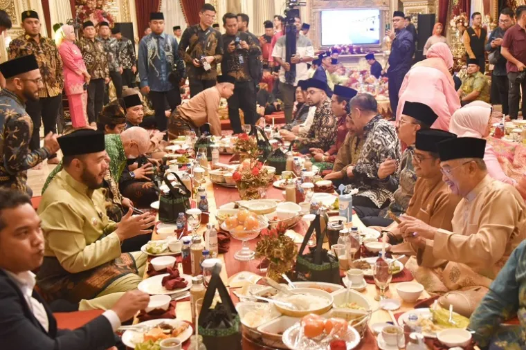 Wali Kota Padang Fadly Amran dan tamu kehormatan menikmati hidangan khas Minang dalam acara Makan Bajamba HJK Padang ke-356 di Rumah Gadang Baiturrahmah. (Foto: Ist)