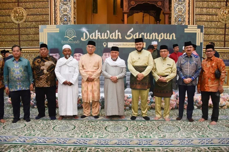 Wali Kota Padang Fadly Amran bersama para ulama dari Indonesia, Malaysia, dan Singapura dalam acara Dakwah Sarumpun di Masjid Baiturrahmah, Jumat (8/8/2025). (Foto: Ist)