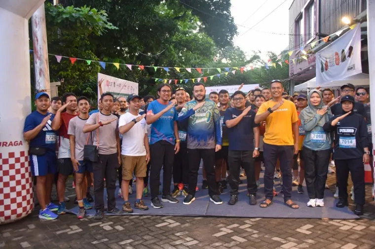 Wali Kota Padang Fadly Amran melepas peserta Exhibition Run Road to Padang City Trail 2025 di Eiger Adventure Store, Minggu (10/8/2025) pagi. (Foto: Ist)