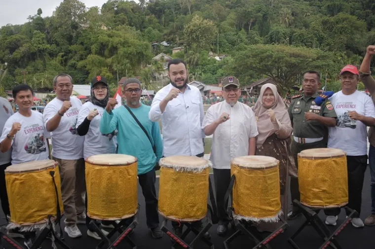 Wali Kota Padang Fadly Amran membuka Lomba Selaju Sampan Piala Wali Kota Cup Sarangkua 2025 di Sungai Batang Arau, Kamis (7/8/2025). (Foto: Ist)