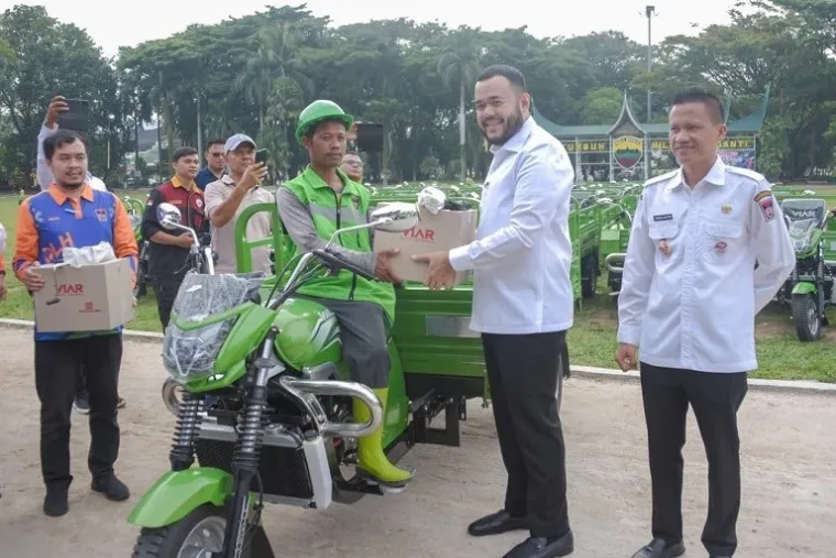 Wali Kota Padang Fadly Amran menyerahkan 178 unit bentor kepada petugas LPS sebagai upaya memperkuat layanan kebersihan kota. (Foto: Ist)