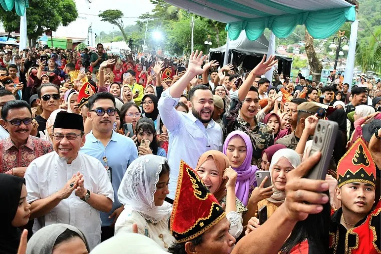 Wali Kota Padang Fadly Amran dan Wawako Maigus Nasir menghadiri Karnaval Kota Tua dalam rangka Hari Jadi Kota Padang ke-356, Kamis (7/8/2025). (Foto: Ist)
