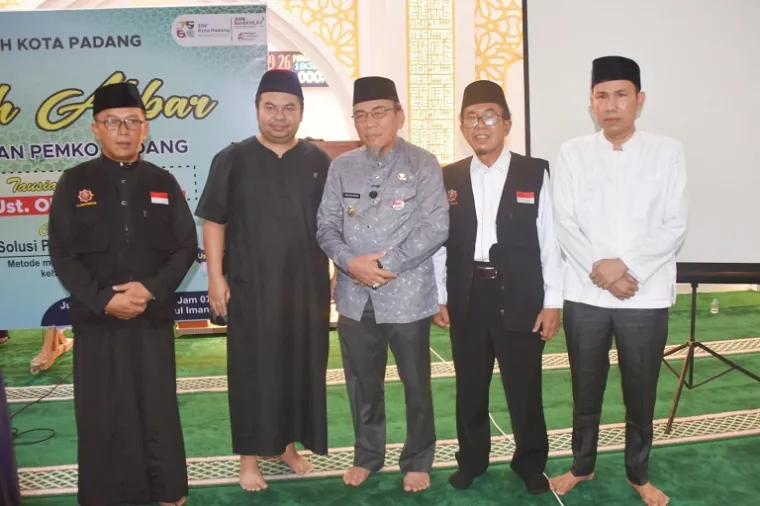 Wakil Wali Kota Padang, Maigus Nasir, mengimbau ASN untuk aktif mensosialisasikan perayaan Hari Jadi Kota Padang ke-356 kepada masyarakat saat Tabligh Akbar di Masjid Agung Nurul Iman, Jumat (1/8/2025). (Foto: Ist)