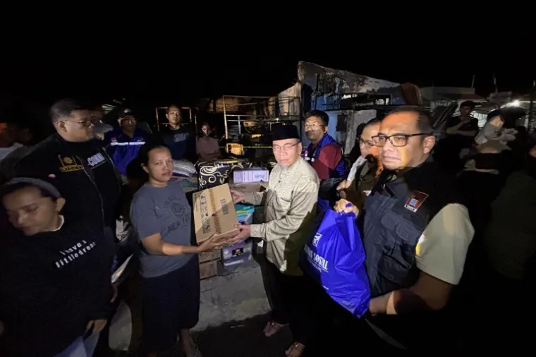 Wakil Wali Kota Padang, Maigus Nasir menyerahkan bantuan sosial kepada korban kebakaran di Lubuk Begalung, Sabtu malam (23/8/2025). (Foto: Ist)