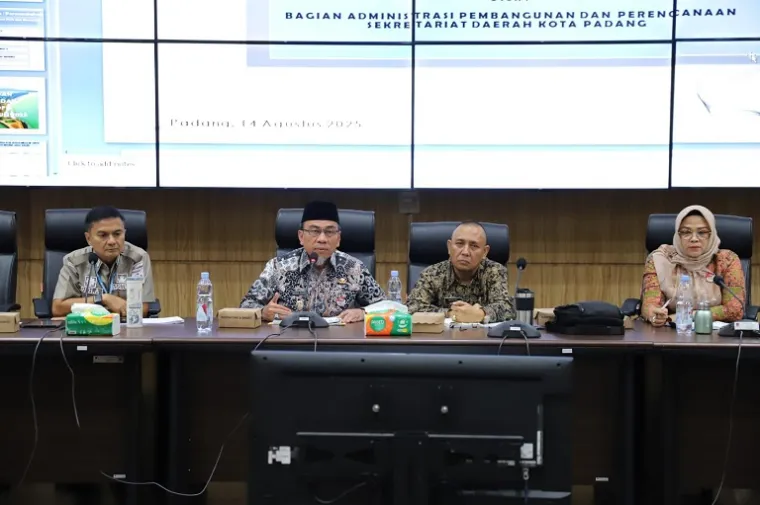 Wakil Wali Kota Padang Maigus Nasir memberikan arahan pada Rapat Evaluasi Pelaksanaan Kegiatan Pembangunan Semester I Tahun 2025 di Balai Kota Padang. (Foto: Ist)