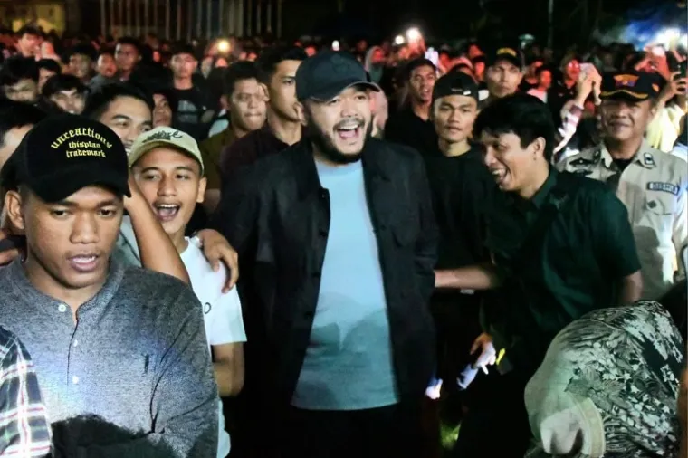 Wali Kota Padang, Fadly Amran, membaur bersama warga menikmati penampilan Nidji pada pembukaan Xploria 2025 di GOR H. Agus Salim. (Foto: Ist)