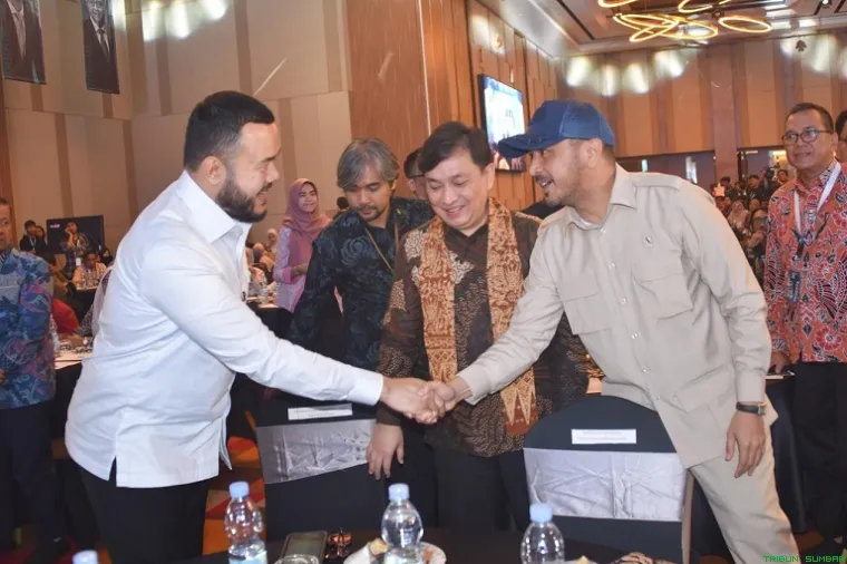 Wamenbud Giring Ganesha, Yovie Widianto, Fadly Amran, dan tokoh nasional buka Rakornas ICCN 2025 di Padang, dorong sinergi menuju Kota Gastronomi Dunia. (Foto: Ist)