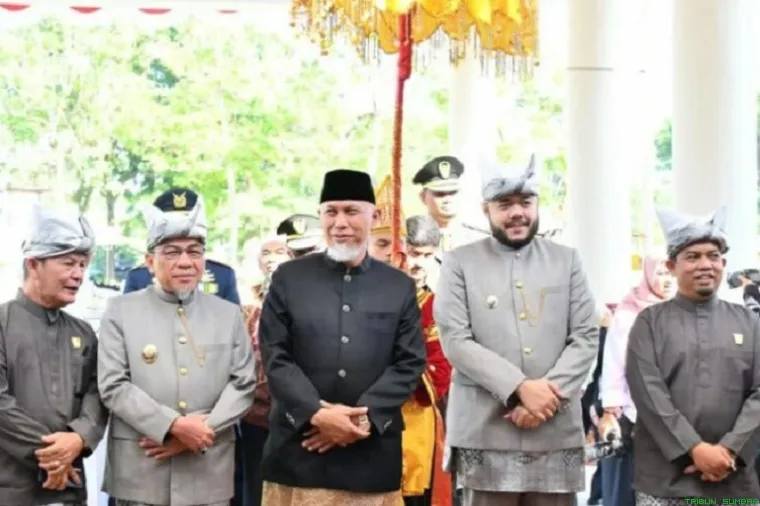 Gubernur Sumbar Mahyeldi bersama Walikota Padang Fadly Amran meghadirii Rapat Paripurna Istimewa pada Kamis (7/8/2025). (Foto: Ist)