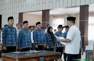 Bupati Solok Selatan H. Khairunas melantik 12 pejabat baru dalam mutasi dan rotasi jabatan di Aula Sarantau Sasurambi, Rabu (20/8/2025). (Foto: Ist)
