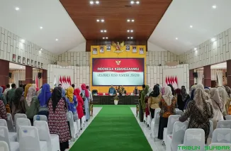 Sekda Solok Selatan, Dr. H. Syamsurizaldi, saat membuka Rapat Koordinasi Percepatan Penurunan Stunting Periode II Tahun 2025 di Kantor Bupati, Kamis (28/8/2025). (Foto: Ist)